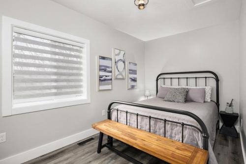 um quarto com uma cama, uma janela e um banco em Lakeside House by Michigan Waterfront Luxury Properties em Montague