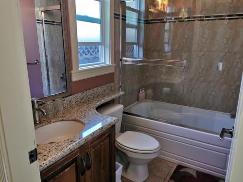 a bathroom with a sink and a toilet and a bath tub at Nini Sweet home in Richmond