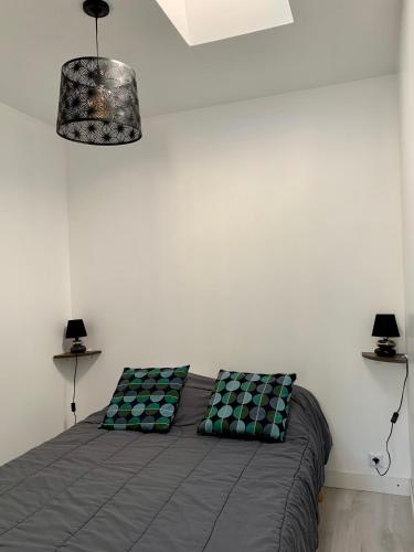 une chambre avec un lit avec deux oreillers dessus dans l'établissement Villa del Ré 6, à La Flotte