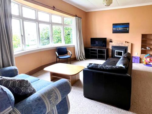 NO PARTY ALLOWED, Peaceful, Spacious, central Petone, free unlimited Fibre Wi-Fi & free parking