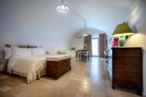 um quarto com uma cama, uma mesa e cadeiras em Carrettieri Loft by Le Marinelle em Trani