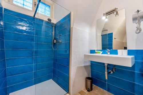 uma casa de banho azul com um lavatório e um chuveiro em Carrettieri Loft by Le Marinelle em Trani