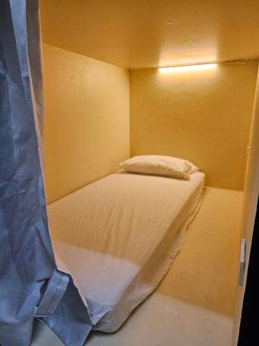 1 dormitorio pequeño con 1 cama en una habitación pequeña en Luca hostel, en Ban Bang Phlat