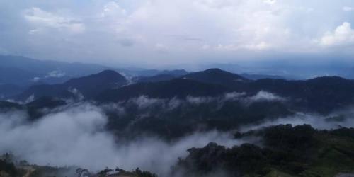 Blick auf einen Berg mit Wolken im Tal in der Unterkunft 15-18 Pax Deluxe Family Room 3R2B,Cloudview,Mountain View, Golden Hills Resort , Genting Highlands in Genting Highlands