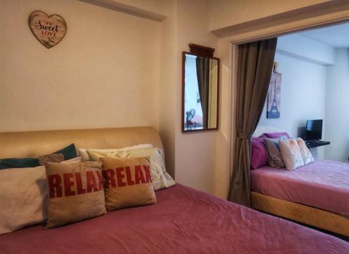 um quarto com uma cama com um cobertor vermelho e um espelho em 15-18 Pax Deluxe Family Room 3R2B,Cloudview,Mountain View, Golden Hills Resort , Genting Highlands em Genting Highlands