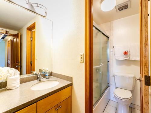 y baño con lavabo, aseo y ducha. en Maui Sunset A-322, 3 Bedrooms, Ocean View, Pool, Tennis, Sleeps 8, en Kihei