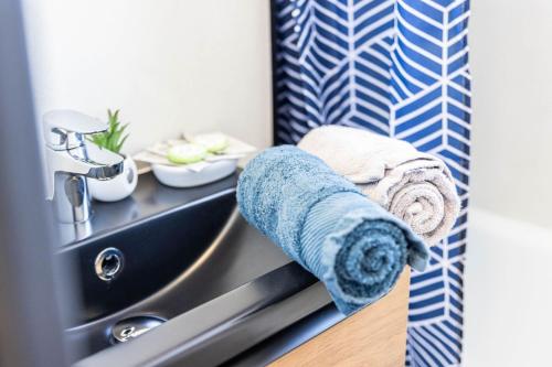 - une serviette sur un comptoir à côté d'un lavabo dans l'établissement LA GRANDE MOTTE - PARKING - PLAGE - PORT -CENTRE VILLE, à La Grande Motte