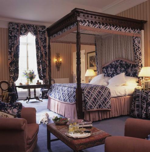 Postel nebo postele na pokoji v ubytování Marlfield House Hotel Relais et Chateaux