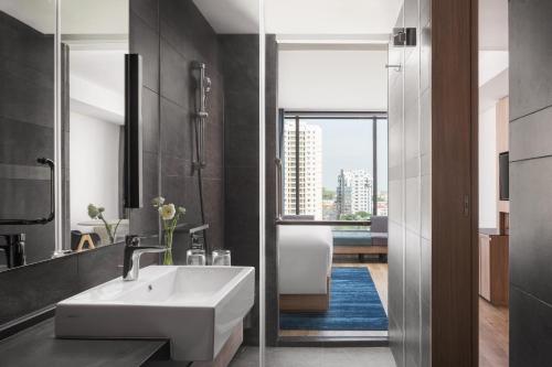 Koupelna v ubytování Courtyard by Marriott Phnom Penh