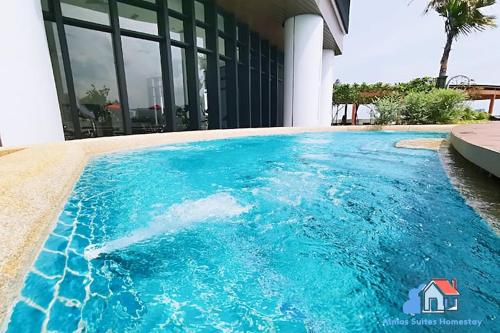 Kolam renang di atau dekat dengan Almas Suites @ Puteri Harbour