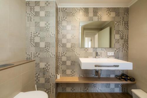 een badkamer met een wastafel en een spiegel bij Apartament Massanet 2b in Canyamel