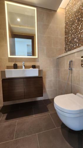 Koupelna v ubytování STAY BY LATINEM Luxury 1BR Holiday Home G61024 near Burj Khalifa
