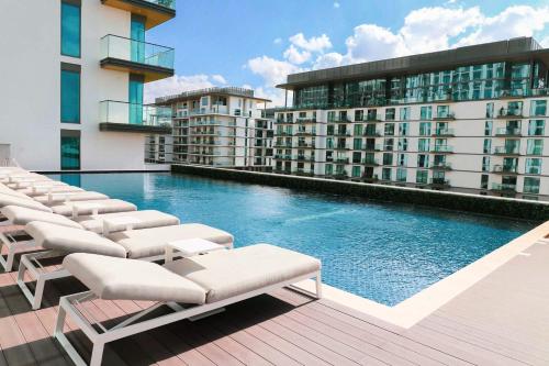 Bazén v ubytování STAY BY LATINEM Luxury 1BR Holiday Home G61024 near Burj Khalifa nebo v jeho okolí