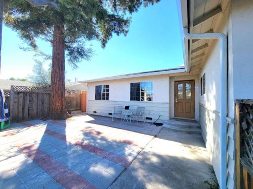 een veranda van een huis met een boom en een gebouw bij 5B3B Single house with gated front and back yard in San Jose