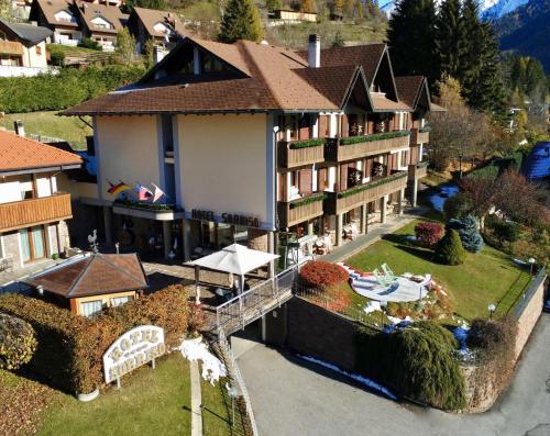 una vista aérea de un hotel en las montañas en Hotel Garni Sorriso, en Ponte di Legno