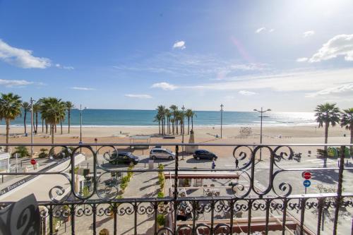 Elle comprend un balcon offrant une vue sur la plage et l'océan. dans l'établissement HAPPYVILA Apartments, à La Vila Joiosa