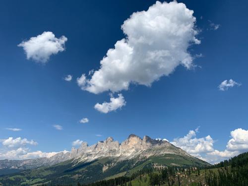 una nube con forma de corazón en el cielo sobre una montaña en Ameiserhof Guesthouse, en Collalbo