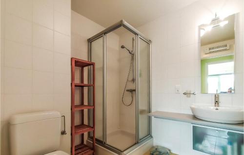 een badkamer met een douche en een wastafel bij Nice Apartment In Bredene With Kitchen in Bredene