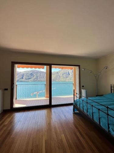 a bedroom with a bed and a view of the water at Monolocale con vista lago in Campione dʼItalia