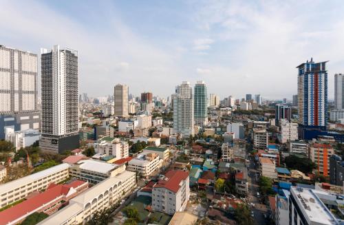 skyline della città con grattacieli ed edifici di Regency Grand Suites a Manila