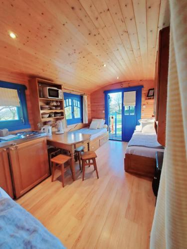 - une chambre avec un lit et une table dans une cabine dans l'établissement Le Roulottes du Petit Gouffre de Padirac avec Spa, à Padirac