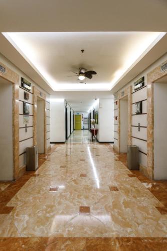 an empty hallway in a building with a ceiling at Regency Grand Suites in Manila
