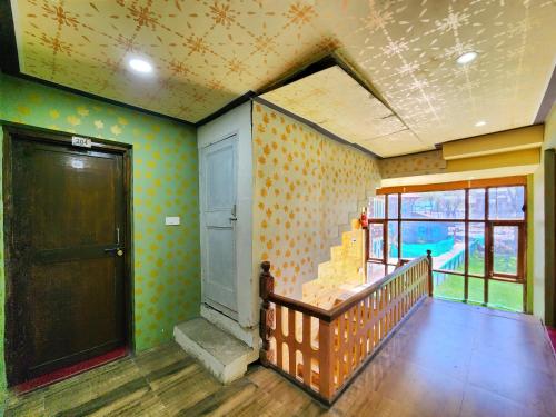 Cette chambre dispose d'un couloir avec une porte et un escalier. dans l'établissement Hotel Seven Pahalgam, à Pahalgām