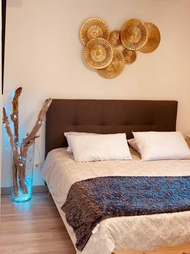 um quarto com uma cama com dois espelhos na parede em Etape du soleil em Lunel