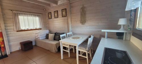 mały pokój ze stołem i kanapą w obiekcie Domki letniskowe Kika w Sarbinowie