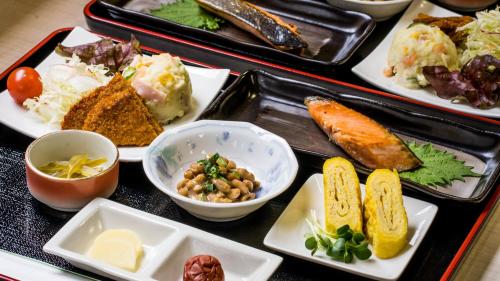 a tray filled with different types of food on a table at glampark Tsuruginoyu in Mima