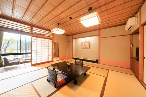 a room with a table and chairs in a room at 日長庵 桂月 in Hirugami