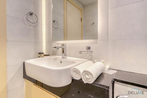 Koupelna v ubytování Splendid 1BR at Binghatti Avenue Al Jaddaf by Deluxe Holiday Homes
