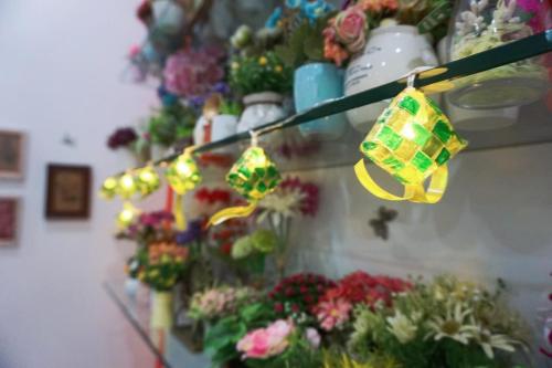 eine Ausstellung von Blumen und Pflanzen in einem Blumenladen in der Unterkunft The Floral Home in Malakka