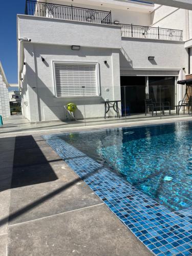 a swimming pool in front of a house at הבית הלבן in Qiryat Shemona