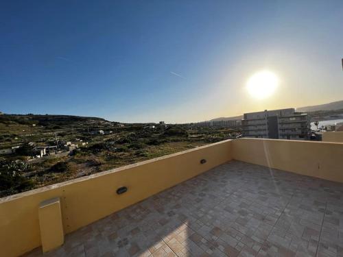 een balkon met uitzicht op de stad bij Conmal Penthouse In Mellieha Bay in Mellieħa