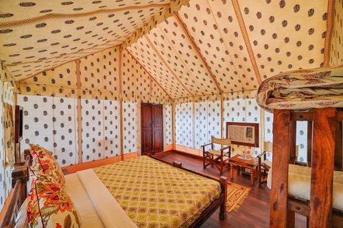 Un ou plusieurs lits dans un hébergement de l'établissement Jaisalmer Winds Desert Camp
