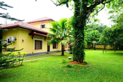 حديقة خارج Colonial Villa Padukka