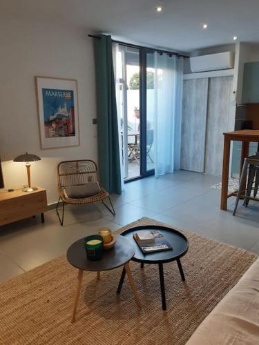 un salon avec une table basse et un canapé dans l'établissement Grand studio avec patio, à Marseille