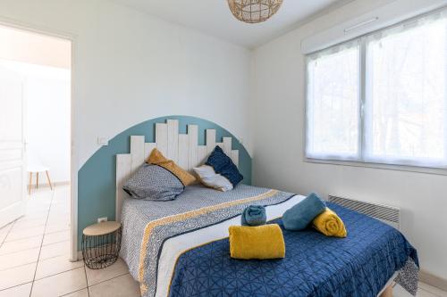 - une chambre avec un grand lit et une couette bleue dans l'établissement Le Grand Barbot - Maison pour 4 proche plage, à Gujan-Mestras