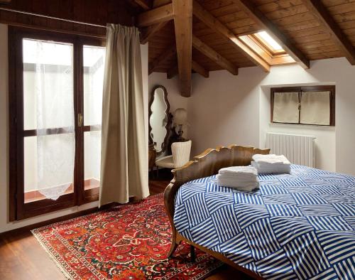 1 dormitorio con cama y ventana grande en Gorgeous large apartment in mountains, en Ballabio