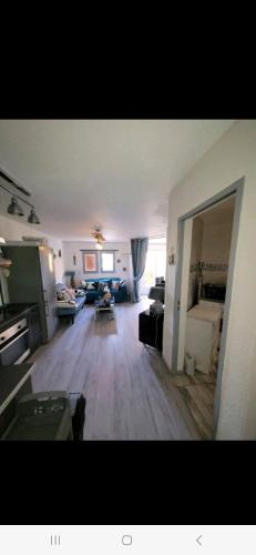 un grand salon avec un canapé et une table dans l'établissement appartement 6p rez-de-jardin clim accés mer direct, au Barcarès