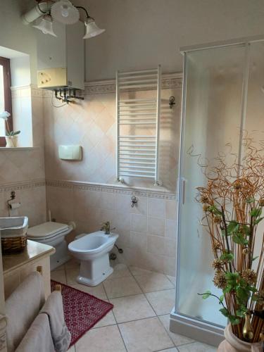 e bagno con servizi igienici e doccia in vetro. di B&B Federica a Cagliari