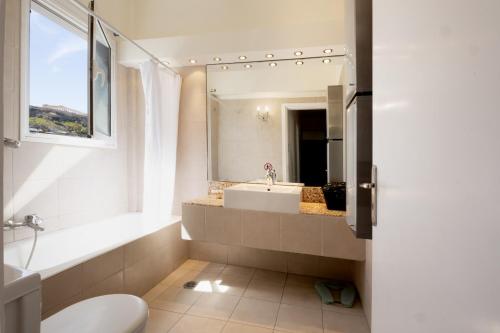 ein Badezimmer mit einer Badewanne, einem Waschbecken und einem WC in der Unterkunft 3 bdr Apt Incredible Acropolis View in Athen