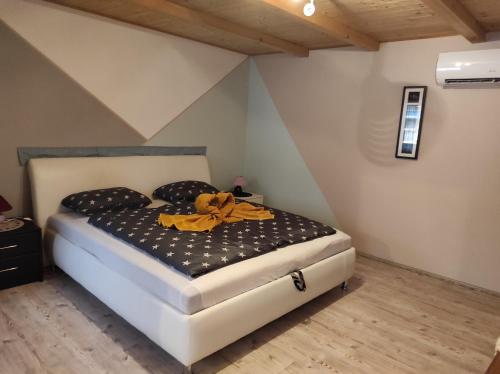 1 dormitorio con 1 cama con arco amarillo en Szofi Vendégház, en Kereki