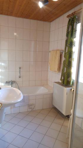 W łazience znajduje się wanna i umywalka. w obiekcie Gasthaus zum Goldenen Roß w mieście Creglingen