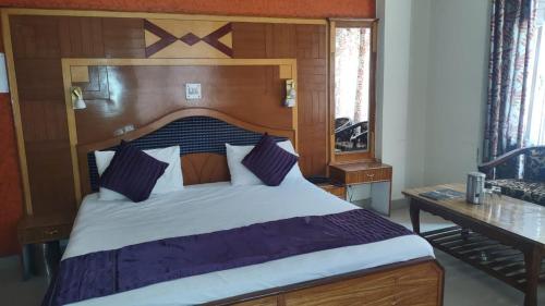 Postel nebo postele na pokoji v ubytování Mahesh Hotel