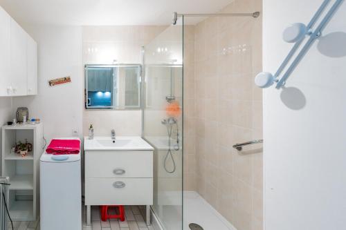 Zdjęcie z galerii obiektu L'Alegria - Appt climatisé et piscine partagée w Cap d'Agde
