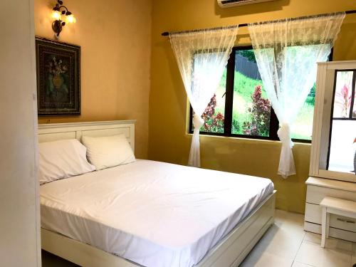 Tempat tidur dalam kamar di Eco Resort Beverly Hills