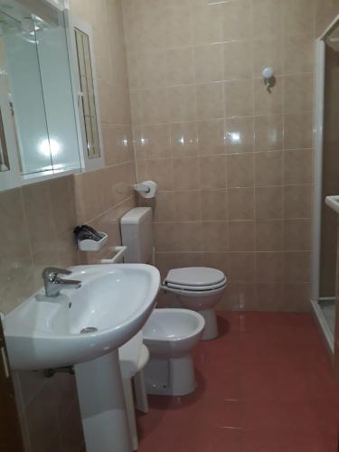 a bathroom with a sink and a toilet at Adams Rooms - Affittacamere in San Giovanni Lupatoto