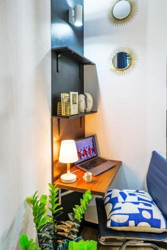 une pièce avec un bureau avec un ordinateur portable dessus dans l'établissement WS Hôtel de Ville - Beaubourg, à Paris